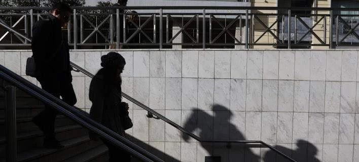 Με τις βαλίτσες στο χέρι οι νέοι άνεργοι Ελληνες -Εξι στους 10 έτοιμοι να μεταναστεύσουν για δουλειά